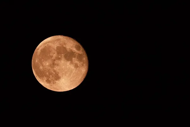 꿈속의 달, 당신의 운세를 바꿀 수 있는 신비로운 신호들